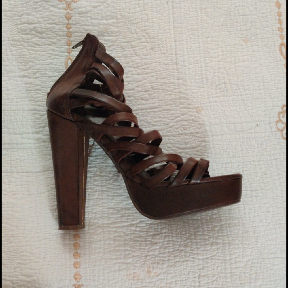 Shoe's - Picture 2 of 4